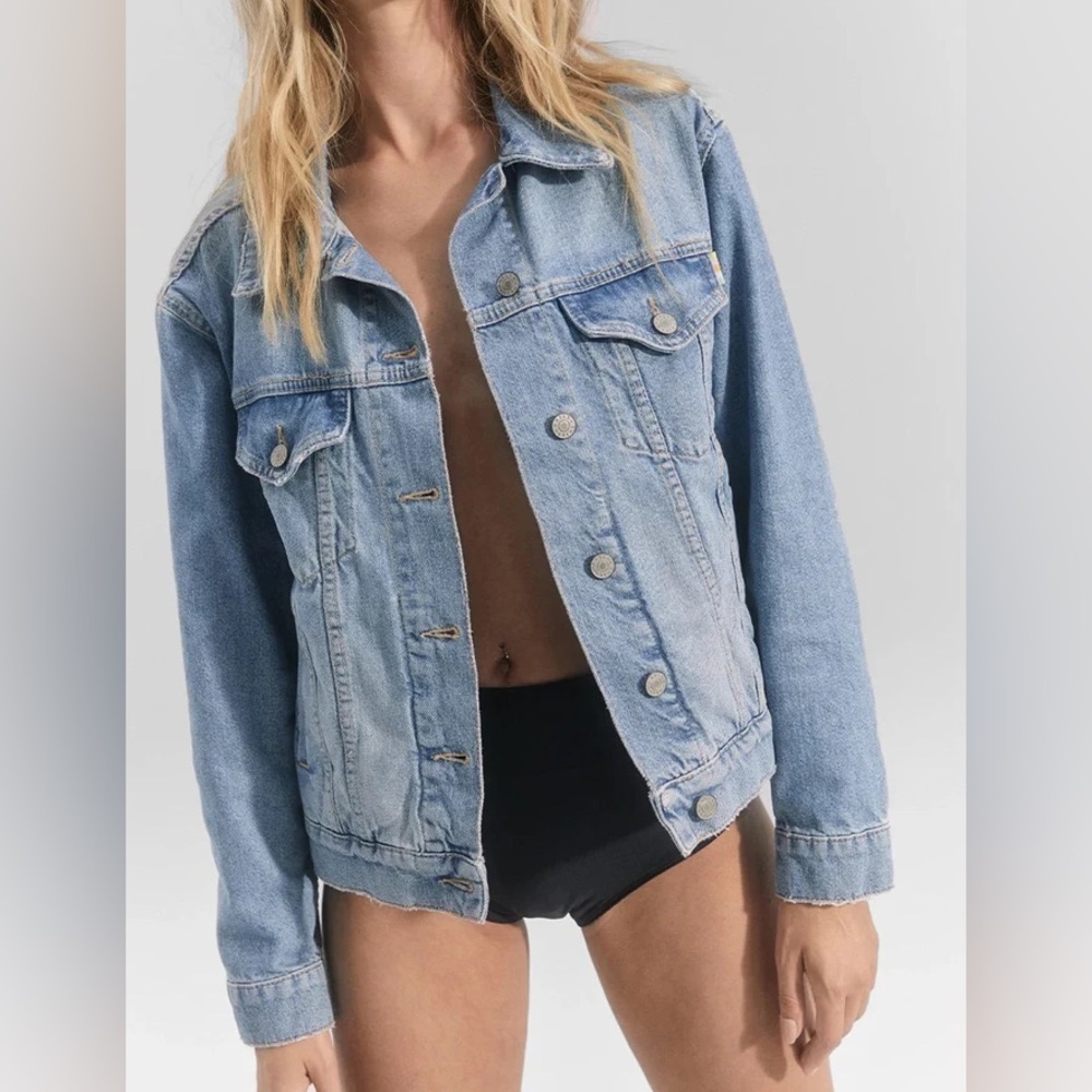 The Rail Denim Trucker Jacket Women’s L Light Wash Distressed look